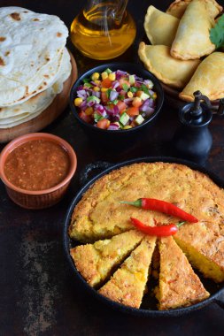 Mısır ekmeği ve diğer Meksika yemeği - Taco, domates, kırmızı soğan, limon, kişniş, Mısır ve acı biber sosu, empanadas salsa. Kopya alanı.