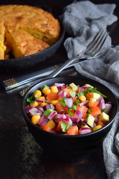 Ensalada con tomate, cebolla roja, lima, cilantro, maíz y pan de maíz. Comida mexicana. Copiar espacio . —  Fotos de Stock