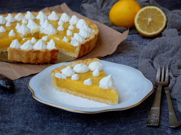 レモンタルトパイにメレンゲクリーム。伝統的なアメリカのケーキ。自家製ベーキング。スペースのコピー — ストック写真