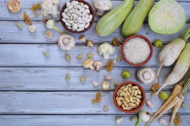 Taze beyaz meyve, sebze ve fasulye topluluğu. Sağlıklı gıda kavramı. Vejetaryen ürün. Organik ham ürün.