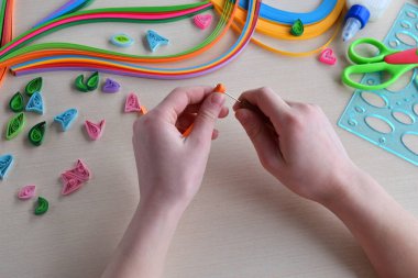 Quilling tekniği. Tatil el yapımı el sanatları: doğum günü, anne veya Babalar günü, Mart 8, düğün. Çocuk DIY kavramı. Kağıt büküm şeritler, tebrik kartı yapmak için öğeleri. Adım 2.