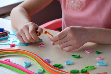 Quilling tekniği. Tatil el yapımı el sanatları: doğum günü, anne veya Babalar günü, Mart 8, düğün. Çocuk DIY kavramı. Kağıt büküm şeritler, tebrik kartı yapmak için öğeleri. Adım 2.