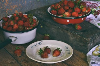 Bahçe organik taze çilek. Berry Komposto veya reçel yapmak için hazırlık. Ev yapımı koruma kış için. Çiğ gıda. Kopya alanı.