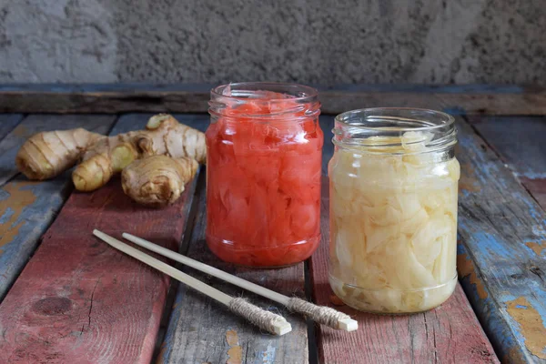 절인된 생강 조각 그리고 나무 젓가락입니다. 초밥 재료입니다. 건강 한 음식입니다. 전통적인 일본 조미료. — 스톡 사진
