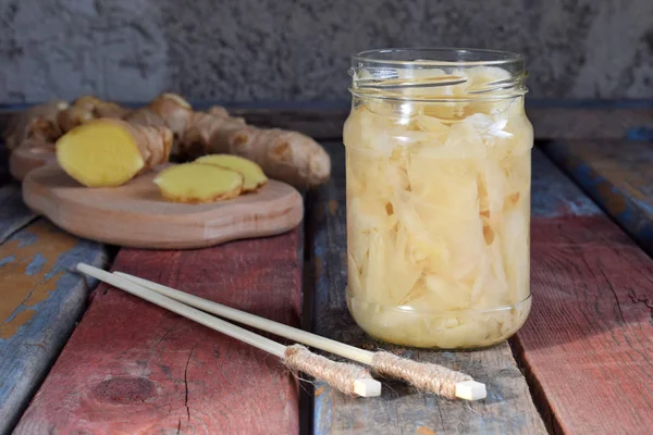 Eingelegte Ingwerscheiben und Stäbchen aus Holz. Zutat für Sushi. Gesunde Ernährung. traditionelle japanische Würze. — Stockfoto