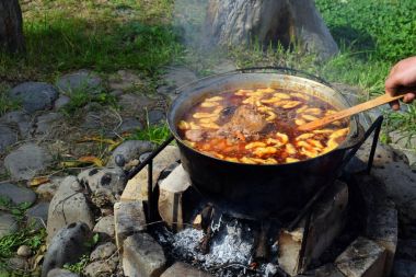 Bograch. Kırmızı biber, et, fasulye, sebze, hamur çorbası. Kazan içinde geleneksel Macar gulaş. Yemek açık havada bir açık ateş üzerinde pişmiş. Lezzetli ve sağlıklı gıda Orta Avrupa'da popüler.