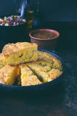 Mısır ekmeği ve diğer Meksika yemeği - domates, kırmızı soğan, limon, kişniş, Mısır ve acı biber salsa sosu. Kopya alanı.