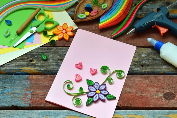 Técnica de quilling. Tiras de papel, flores, tesouras, elementos. Artesanato artesanal sobre tema de férias: Aniversário, Dia das Mães, Março 8, Casamento. Fazer decoração ou cartão de saudação. Conceito DIY infantil . — Fotografia de Stock