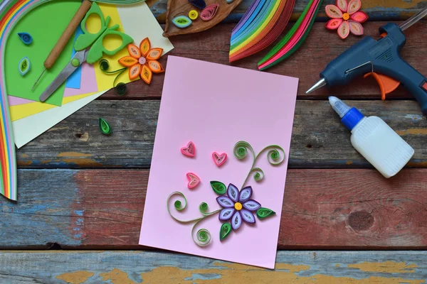 クイリング技法。紙のストリップ、花、はさみ、要素。休日のテーマの手作り工芸品: 誕生日、母の日、3 月 8 日の結婚式。装飾やグリーティング カードを作る。子供たちの Diy のコンセプト. — ストック写真