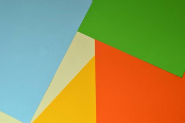 Yeşil turuncu mavi renkli üçgen arka plan. Modern avangart bir tarzda. Kopya alanı