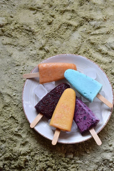 Házi vegyes ízek és színek a fagyasztott joghurt vagy fagylalt popsicles gyümölcsökből. Nyári jég desszert. Egészséges étel. Másolja a hely — Stock Fotó