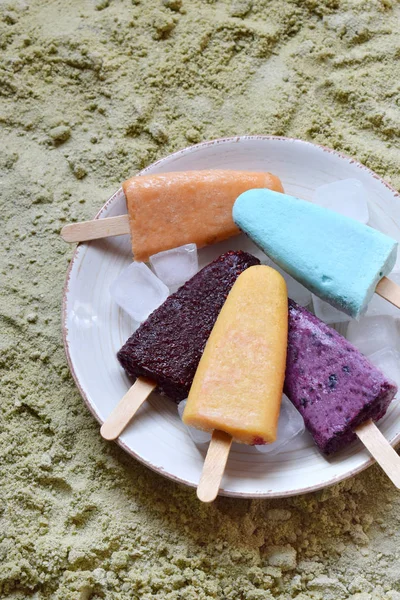 Sabores caseiros variados e cores de iogurte congelado ou gelado picolés de frutas. Sobremesa de gelo de verão. Comida saudável. Espaço de cópia — Fotografia de Stock