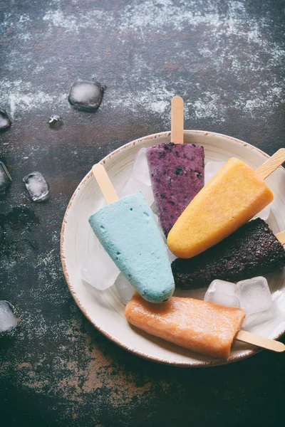 홈메이드 모듬 맛과 과일에서 냉동된 요구르트 또는 아이스크림 아이스 케이크의 색상. 여름 얼음 디저트입니다. 건강 한 음식입니다. 공간 복사 — 스톡 사진