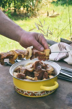 Şaşlık mangal için hazırlanıyor. Bir adam el Marine et parçaları şiş koyar. Şiş kebap şişleri üzerinde. Metin için boş alan.