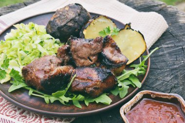 Şaşlık fırında patates ve lahana salatası kil plaka üzerinde. Kömür Barbekü ızgara üzerinde Marine et pişmiş. Şiş kebap. Metin için boş alan.