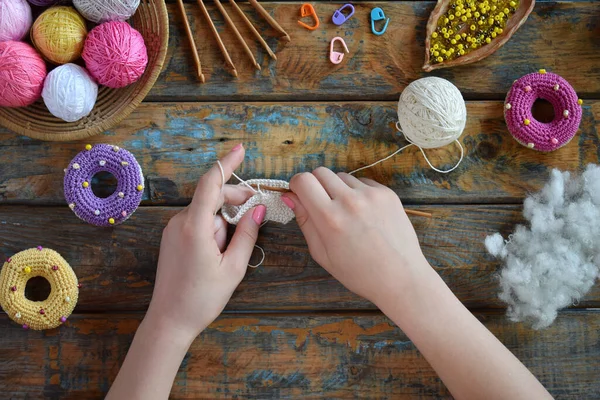 Het Maken Van Haak Amigurumi Donuts Het Speelgoed Voor Baby — Stockfoto