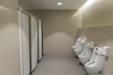 Tuvalette pisuar ve küçük oda, tuvalet arka plan, tuvalet ofiste, iç, iç tuvalet manzaralı adamın fayans duvar.