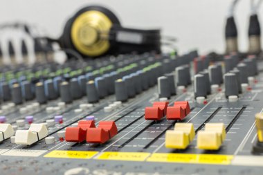 Ses geçişi ayar düğmesi Mikser kırmızı renk