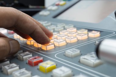 Elinde bir görüntü yönetmeni şalter