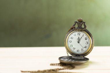 Antika saat ahşap zemin.