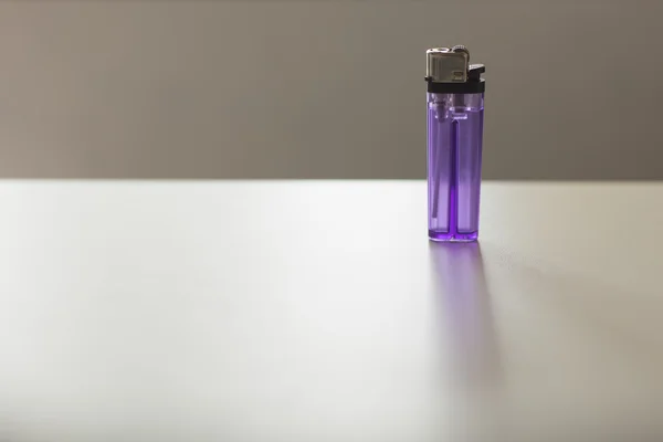 Purple zapalovač na pozadí — Stock fotografie