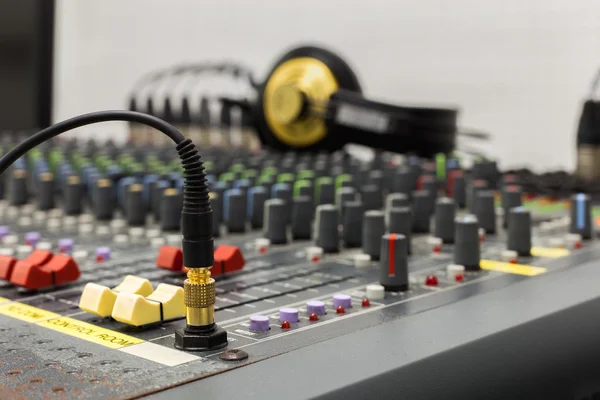 Fotografía del conector de auriculares de un DJ en el enchufe — Foto de Stock