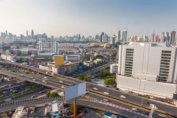 Η skylines Μπανγκόκ και εθνική οδό κυκλοφορίας — Φωτογραφία Αρχείου