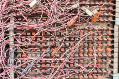 Geçiş panosu paneliyle dağınık kabloları bağlantıları, Pabx.