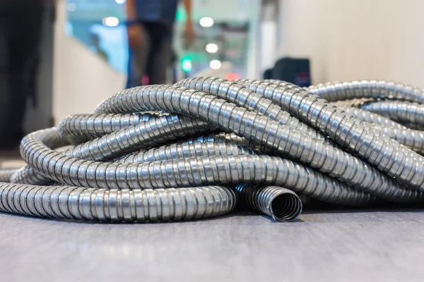 Tubulação de metal flexível no canteiro de obras . — Fotografia de Stock