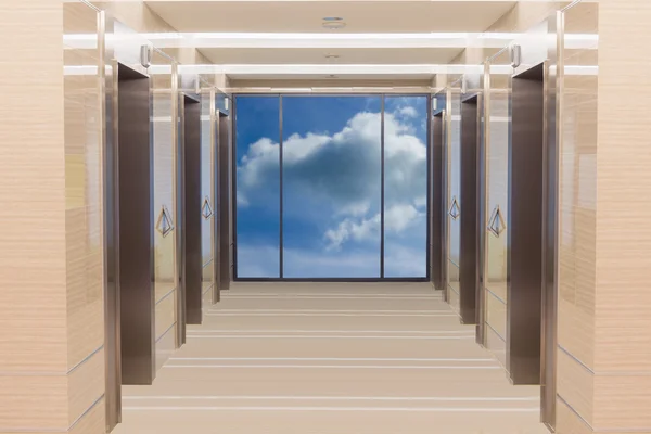 Lift-cabine roestvrij staal en blauwe hemelachtergrond — Stockfoto
