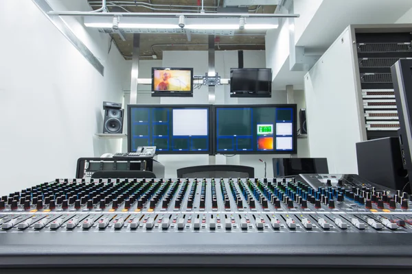 El panel de control en el estudio de transmisión de TV . — Foto de Stock