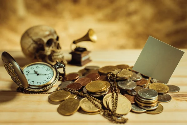 Etiket Gray.Pile para, Tay sikkeleri üzerinde bir banyo odakta woo