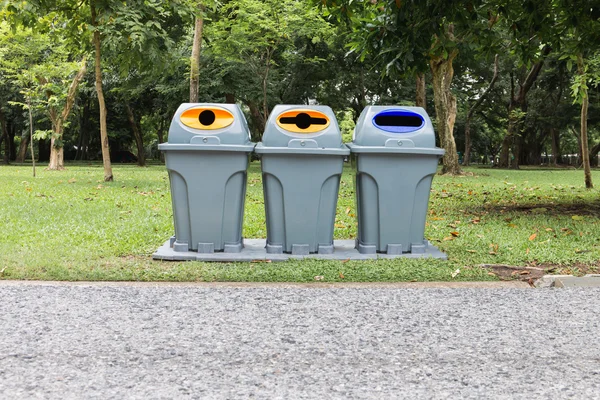 Três tipos de lixeira, reciclar no parque — Fotografia de Stock
