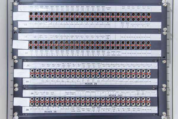 Patchpanel som är utrustad för sändning. — Stockfoto