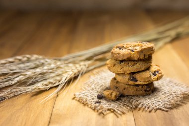 Ahşap bir bez torba üzerinde çikolata kurabiye. 