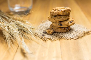 Ahşap bir bez torba üzerinde çikolata kurabiye. 