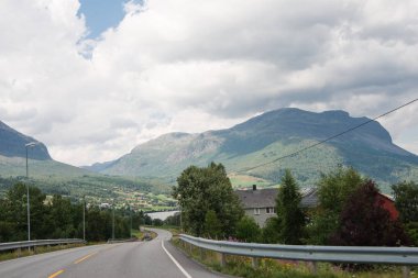 Yazın Norveç 'te dağlara giden yol