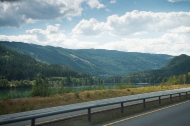 Yazın Norveç 'te dağlara giden yol
