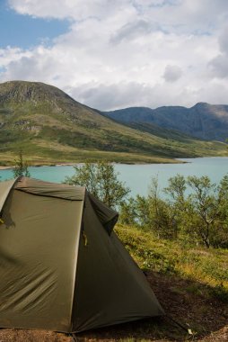 Gjende Gölü, Besseggen Tepesi, Jotunheimen Milli Parkı 'nda kamp yapan turist çadırı.