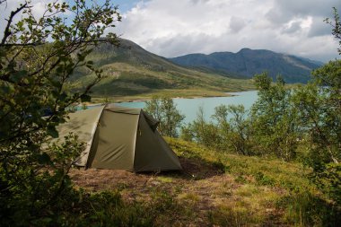 Gjende Gölü, Besseggen Tepesi, Jotunheimen Milli Parkı 'nda kamp yapan turist çadırı.