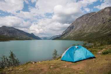 Gjende Gölü, Besseggen Tepesi, Jotunheimen Milli Parkı 'nda kamp yapan turist çadırı.