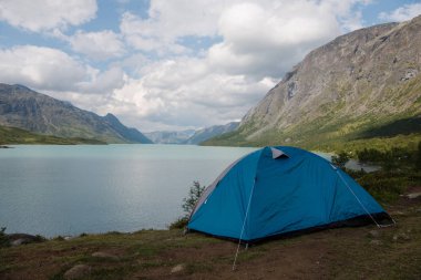 Gjende Gölü, Besseggen Tepesi, Jotunheimen Milli Parkı 'nda kamp yapan turist çadırı.