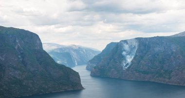 deniz ve Aurlandsfjord görkemli bakış açısından Stegastein, Aurland, Norveç