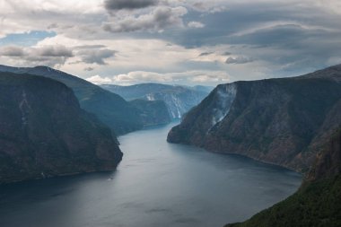 deniz ve Aurlandsfjord görkemli bakış açısından Stegastein, Aurland, Norveç