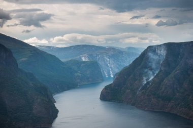 deniz ve Aurlandsfjord görkemli bakış açısından Stegastein, Aurland, Norveç