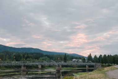 Nehir ve güneş ışığıyla kıyılarda ebedi yeşil ağaçlar, Norveç 'in en büyük kayak merkezi Trysil 