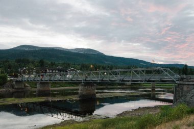 Nehir ve güneş ışığıyla kıyılarda ebedi yeşil ağaçlar, Norveç 'in en büyük kayak merkezi Trysil 