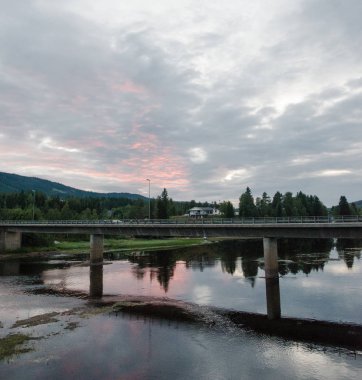 Nehir ve güneş ışığıyla kıyılarda ebedi yeşil ağaçlar, Norveç 'in en büyük kayak merkezi Trysil 