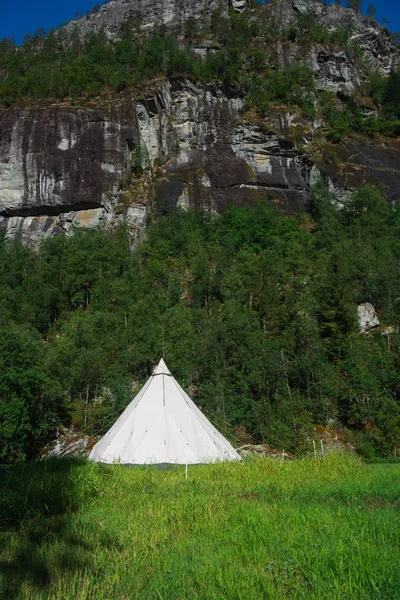 Peisaj Vară Pădure Corturi Tabără Gudvangen Neirofjord Norvegia — Fotografie de stoc gratuită