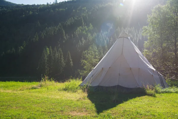 Letní Krajina Kempu Stan Lesa Gudvangen Neirofjord Norsko — Stock fotografie zdarma